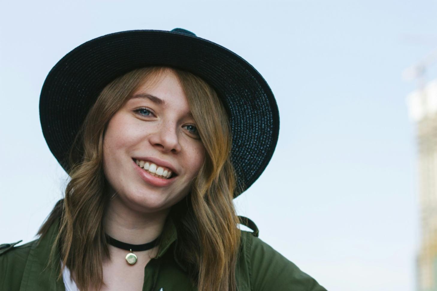 Робочий процес майстра-колориста за роботою з фарбуванням